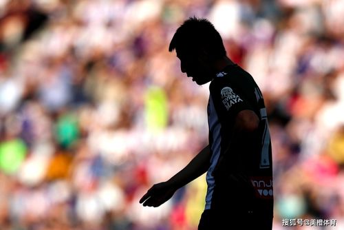 离奇一幕，本轮西乙联赛一名主裁判忘带牌之后向第四官员借