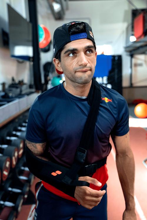 世体报巴萨训练情况:马丁在健身房内接受治疗,贝尔纳尔单独训练