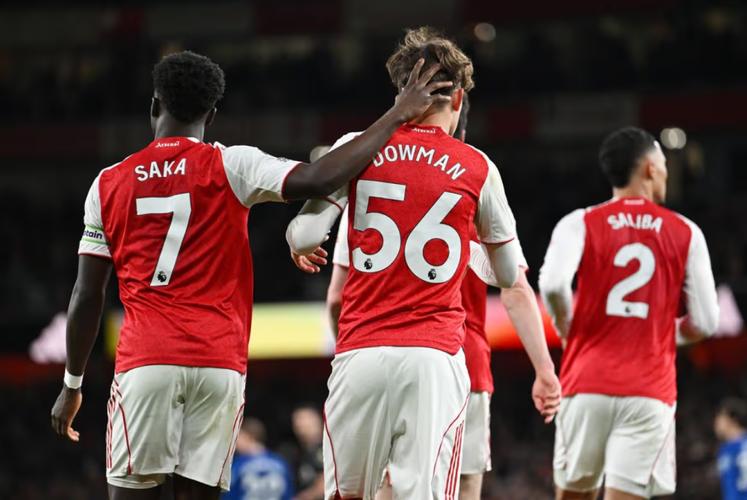 阿森纳球迷做何感想？曼城球迷在伦敦街头载歌载舞庆祝赢球