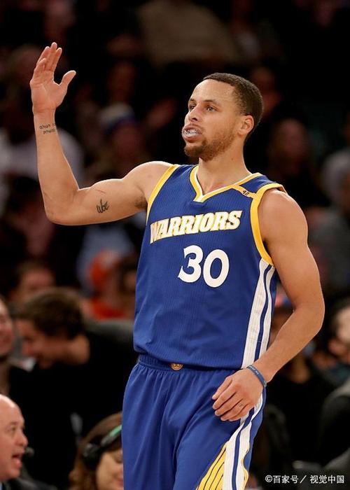 攻防俱佳!邓弗里斯数据:2射2正2进球,3解围1拦截,评分8.6