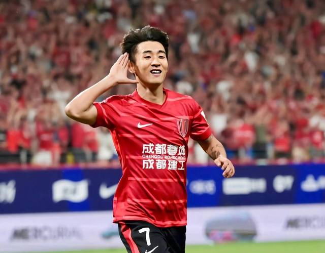 豪哥威武!韦世豪传射建功助蓉城在工体带走3分,吧友评分9.4