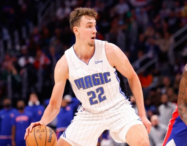 效率不高!小瓦格纳18中7拿20分4板 三分7中2