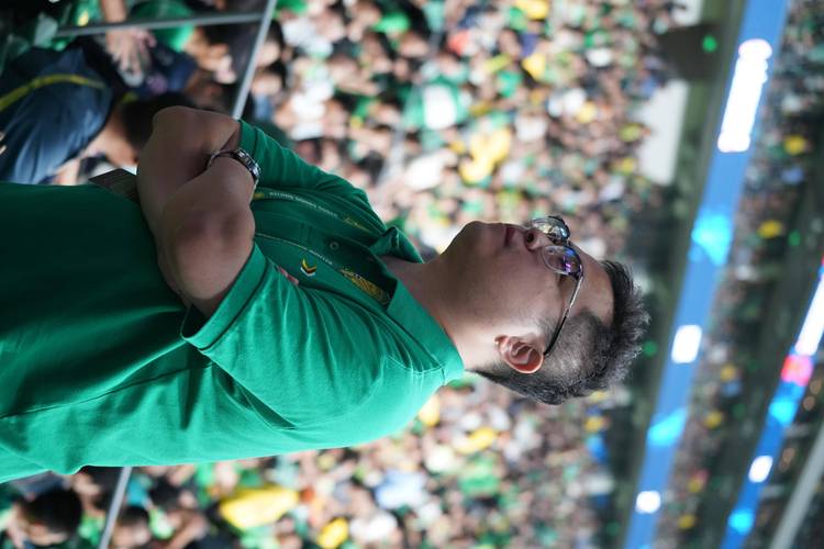 这…昨晚赛后李添荣欲与场边球迷击掌 遭北京主场工作人员拦截