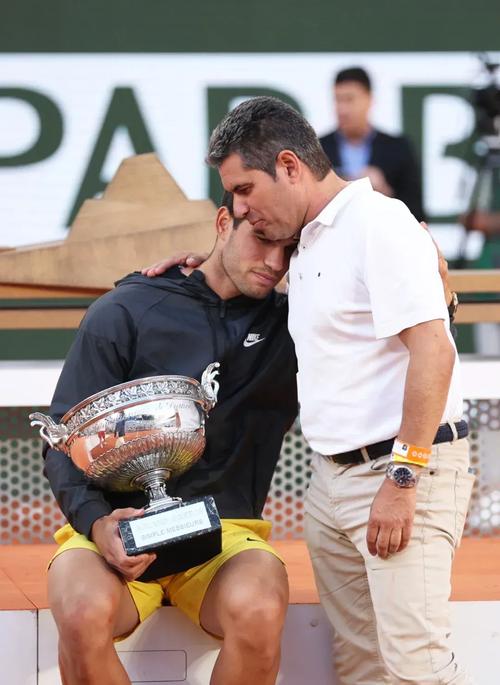 比利亚:父亲冒着生命危险养活家人,儿时意外几乎断送足球梦