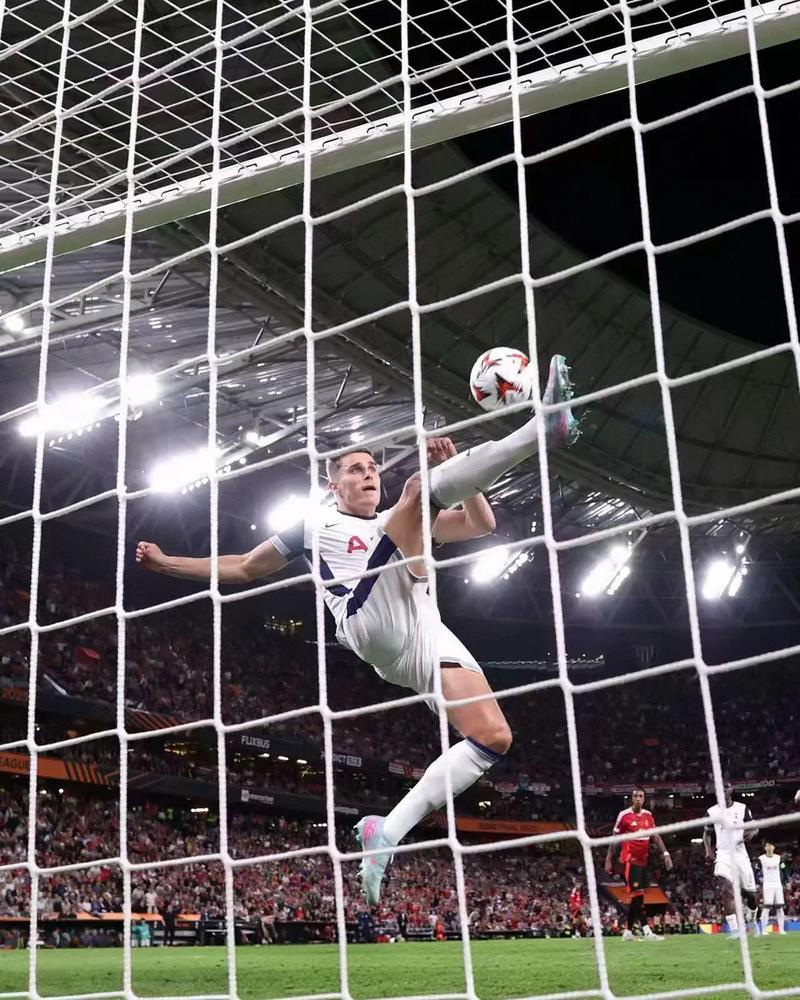 祸不单行!范德芬:热刺干啥都不顺,变线丢球+点球不给+队长伤退