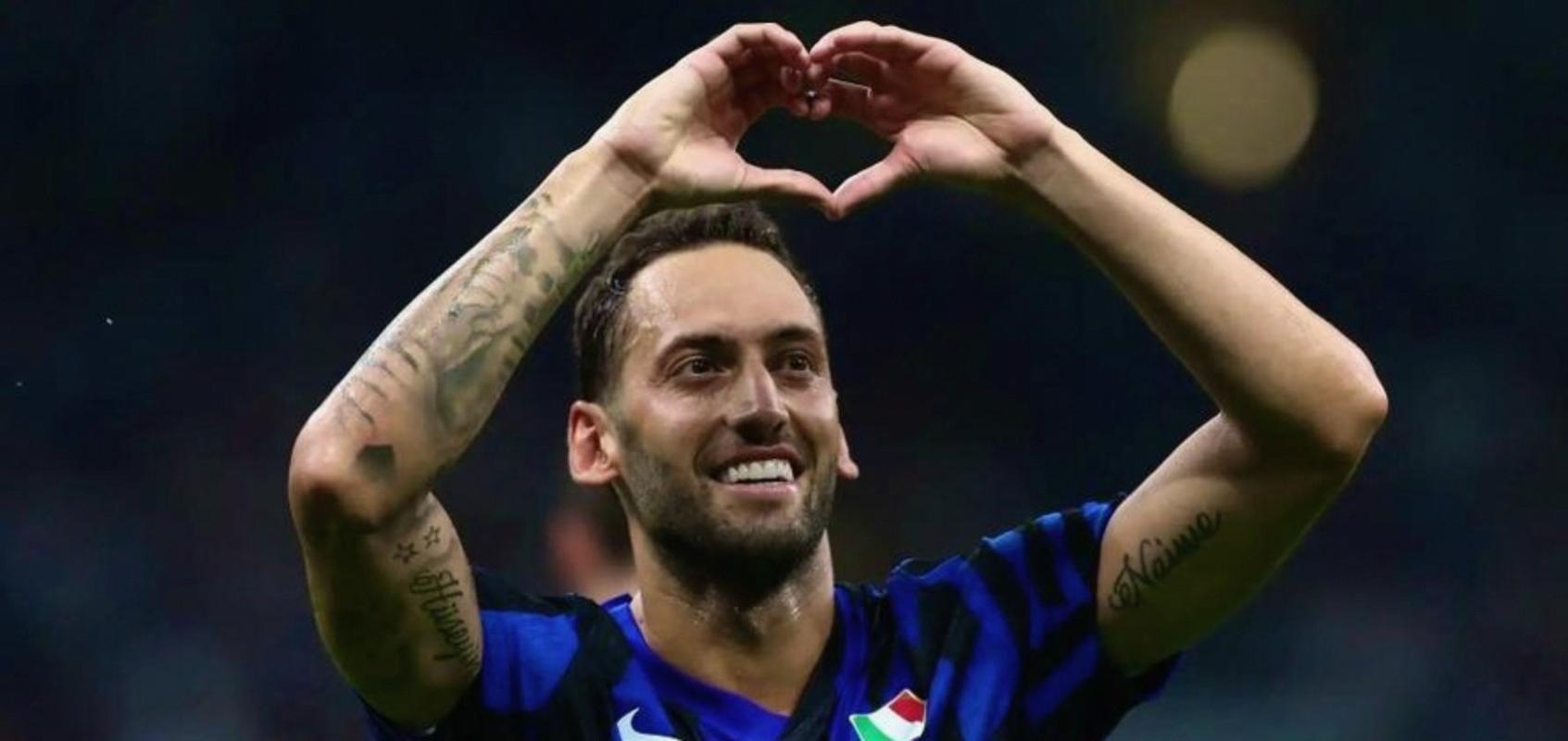 恰尔汗奥卢赛后与劳塔罗拥抱庆祝，并给后者戴上队长袖标