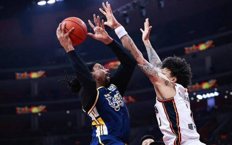 媒体人:麦基缺乏稳定的一对一单打能力 面对王哲林都以吃瘪告终