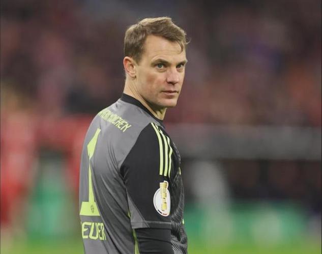 世界报：瓜帅曾经因为诺伊尔脚下技术出色，甚至想让他尝试踢中场