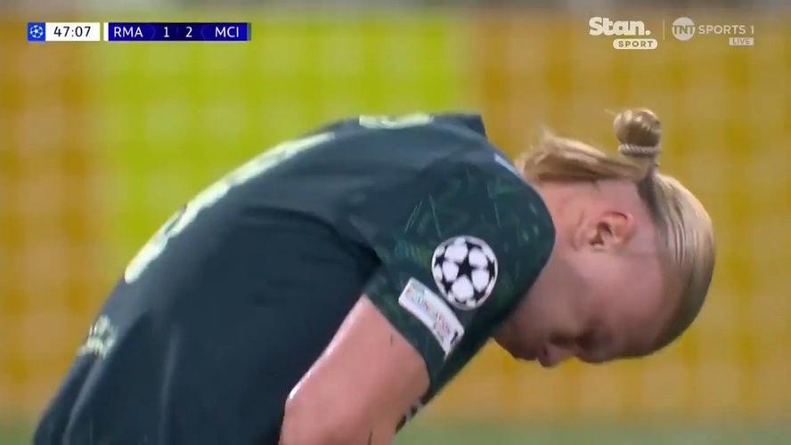 慎入！前德甲球员霍尔特比荷甲遭遇凶狠犯规，脚被划开一道口子