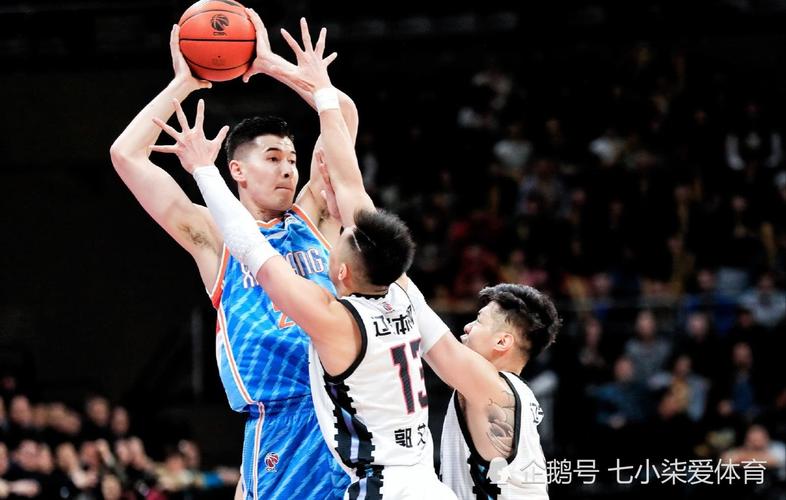 天天体育嘉宾表态:踢完就俩字不服,十几分钟人数就不该是均势