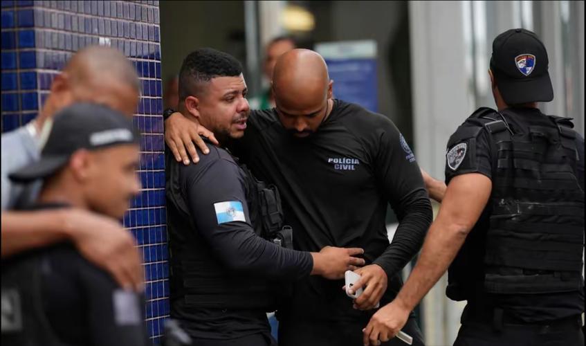 R.I.P. 加纳联赛一支球队的大巴遇到持枪劫匪,一名球员重伤去世