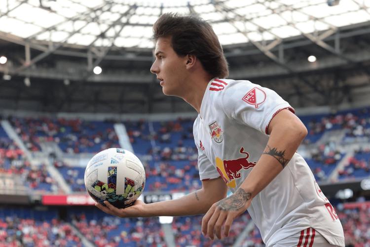 图片报：不满红牛集团，门兴球迷把RB莱比锡主场的厕所给砸了