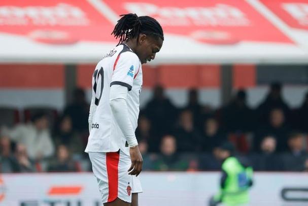 斯基拉：米兰对埃斯图皮尼安的表现不满意，准备今夏出售球员