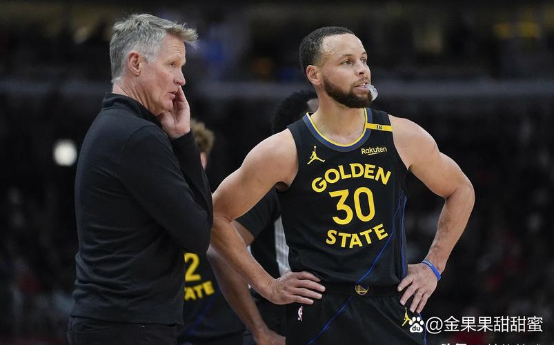 媒体人:球员和场边朋友互动很正常 工作人员又推又搡真的不应该