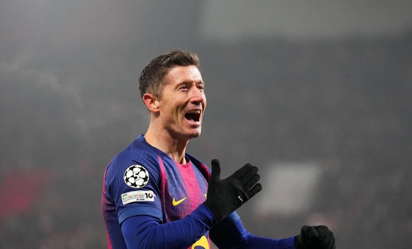 巴萨官方动员欧冠次回合：球员手摸“相信”，致敬《足球教练》梗