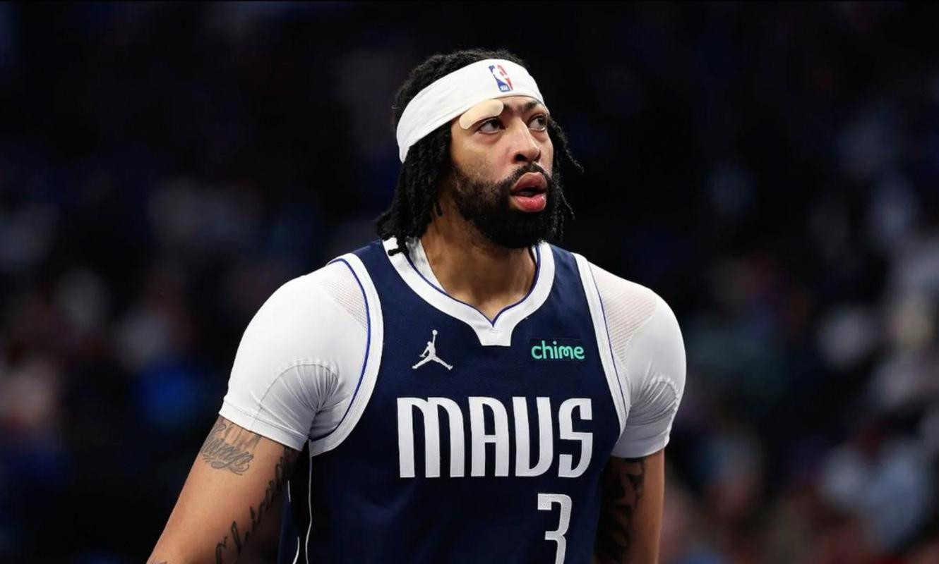 浓眉：萨尔防守能力是无可比拟的 已经在教他一些进攻脚步和动作