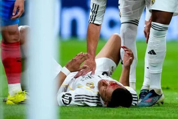 前裁判谈姆巴佩被肘击：VAR本应介入并判点，整个裁判组都犯了错