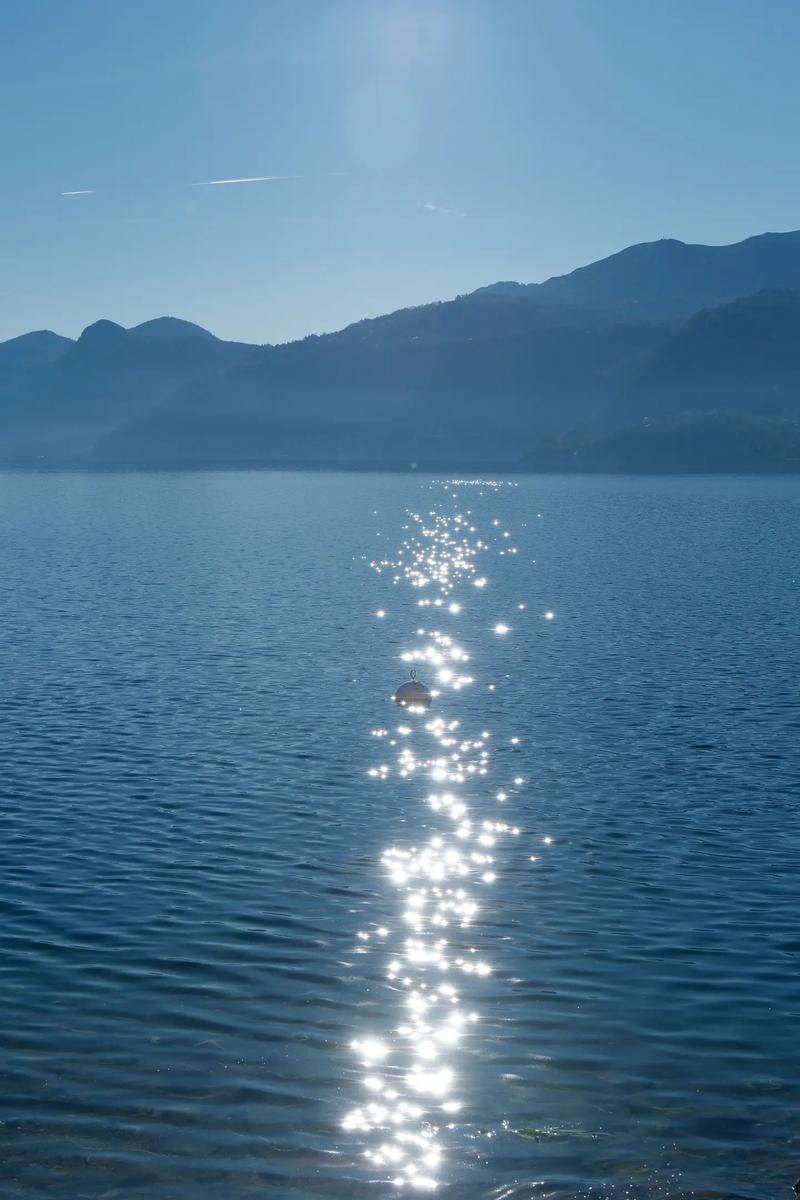 悠闲假期!亨利与妻子现身意大利科莫湖放松身心