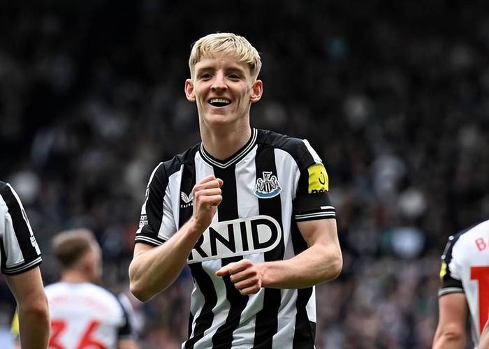 戈登去拜仁?罗马诺:现在谈还太早,纽卡今夏可能卖一到两名球星