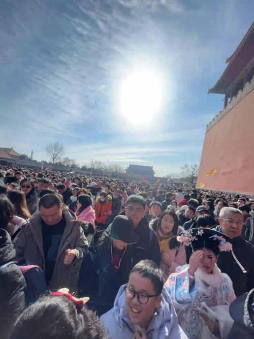 津媒:观众人数火爆+场内仍有不和谐现象,中超场内场外都热闹