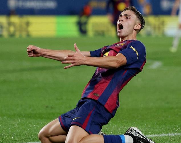 TA：弗里克赛季初曾决定莱万和费兰平分出场时间，让后者逐步接班