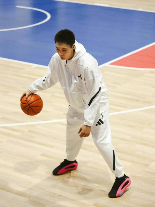 媒体人：胡明轩遭遇脚伤困扰 本赛季状态不稳与近2年过度消耗有关