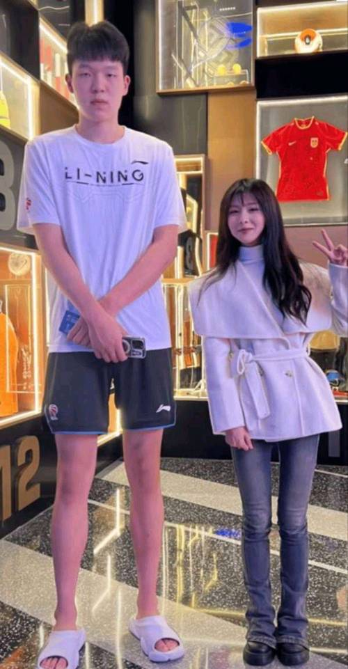 年轻人的浪漫！杨瀚森和女友社媒晒同款Pose动画人物秀恩爱！