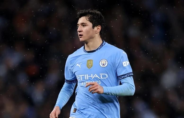 羞涩小胡!胡桑诺夫赛后不好意思接受掌声,哈兰德把他推到看台前