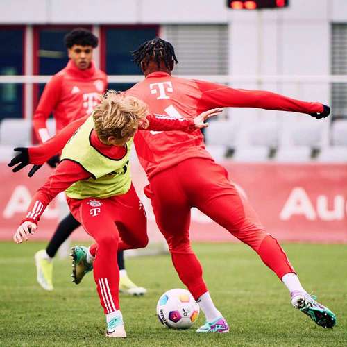 图片报谈柏林联女主帅首训：不停给出指令、纠正动作并给予表扬