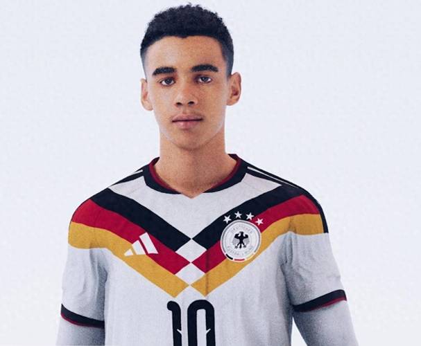 德国队2027年耐克主场球衣谍照：白色为主色调，搭配金属灰暗纹