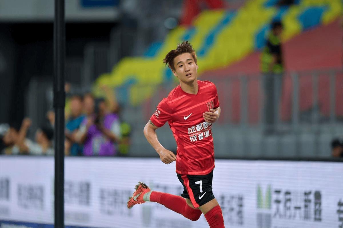 媒体人:韦世豪为蓉城出战50场联赛贡献20球13助,是金球级别球员