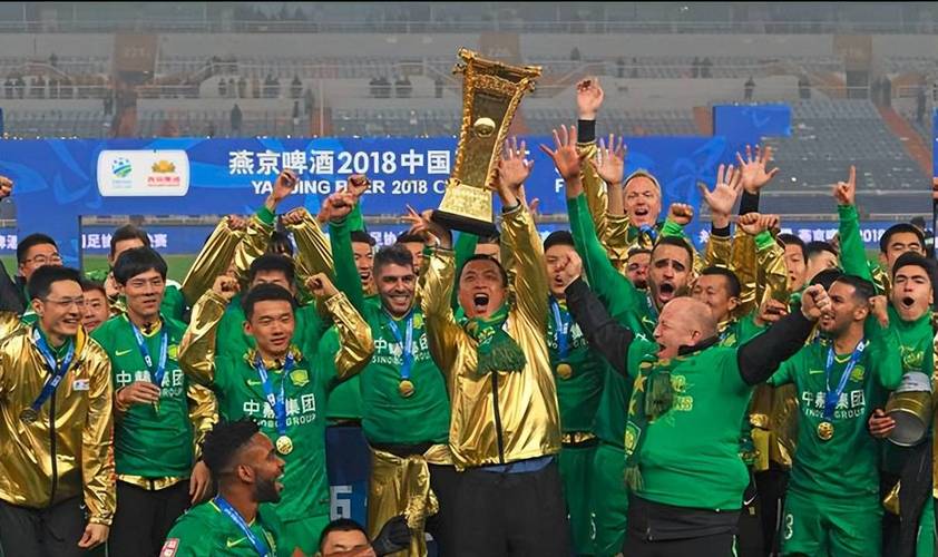 足协杯奖杯亮相直播吧总部！全民赛事频道助力基层足球发展