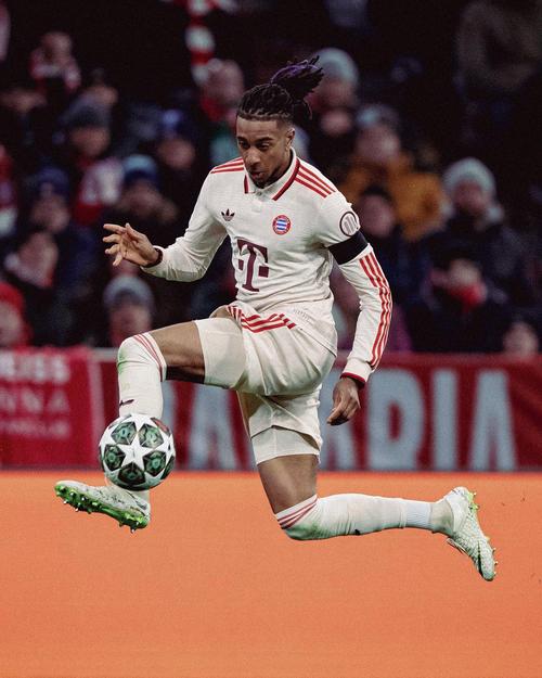 拜仁官方晒海报预热对阵皇马：奥利塞C位出镜，凯恩PK姆巴佩