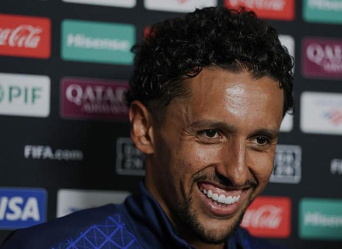 留作纪念！马尔基尼奥斯赛后将球裤扔给看台上的球迷