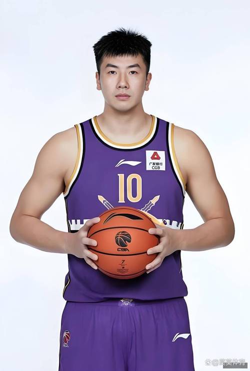 撞飞张庆鹏！邹雨宸打趣：他说我赢球了不高兴 所以狠狠给他一下