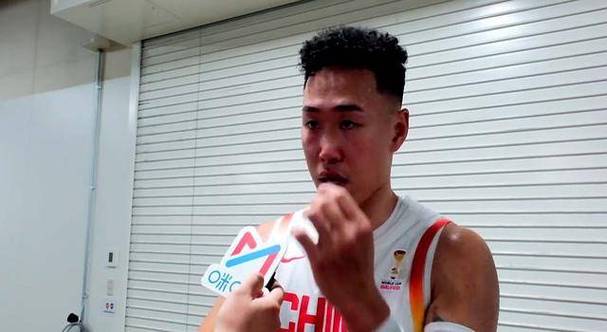 3分2板4助！记者：贺希宁是在带伤出战 身体已经疲劳到了一定程度