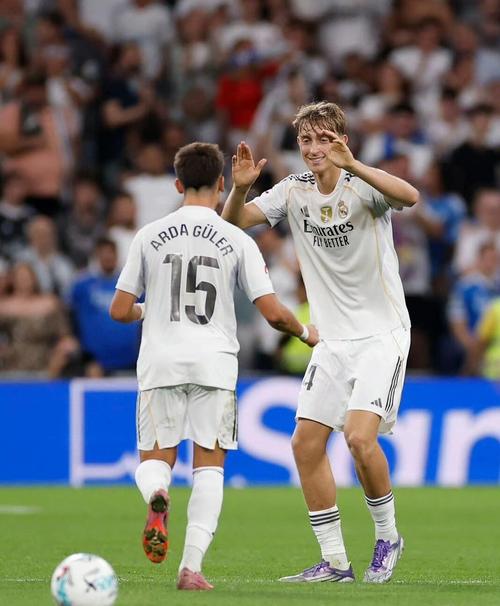 本赛季执教皇马战绩:阿隆索20胜3平5负,阿韦洛亚13胜1平7负