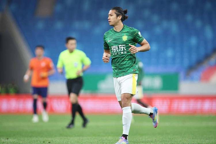 博主：国安上午11点进行适应场地训练，下午张玉宁出席赛前发布会