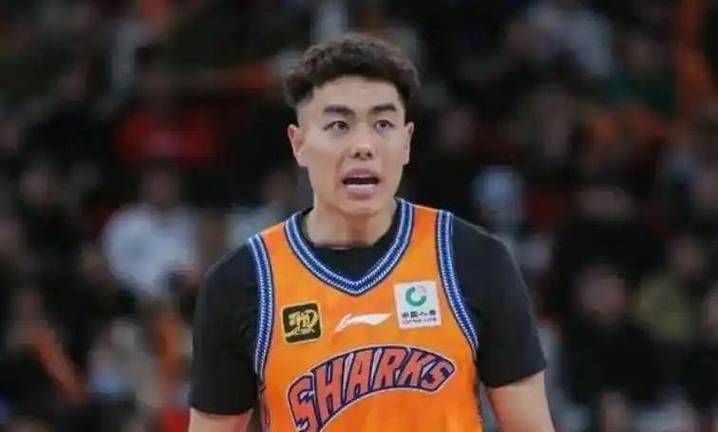 潇湘晨报：拦截李添荣的男子不是首钢的工作人员