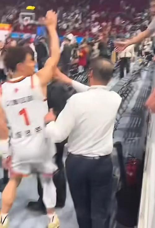 阻挡李添荣的是场馆方维持现场秩序的负责人 非首钢人员