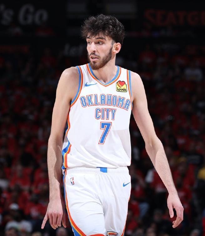 2米16与1米7！霍姆格伦官宣恋情，现女友是维拉中场埃利奥特前任