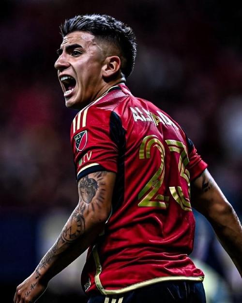 阿尔马达：以前踢球就为了赢一瓶可乐，但我们连买可乐的钱都没有