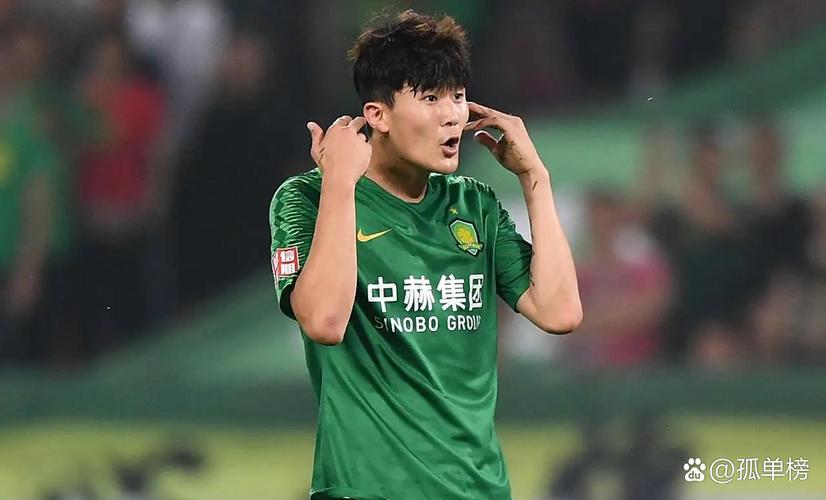 记者：费内巴切开始运作金玟哉转会交易，今日与经纪人会谈