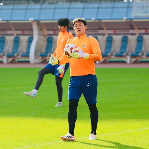 有颗前锋的心?泰山队训练中王大雷突然前插,抢断陈泽仕并射门