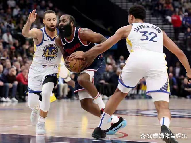 对手归对手！还是Respect！快船球迷脸色铁青推开库里 但碰拳收尾