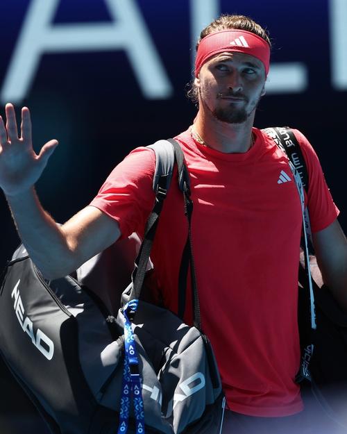 兹维列夫公开赛身穿奥利塞球衣，昨晚现场观战并前往更衣室祝贺