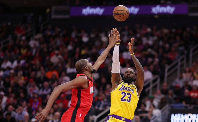 詹姆斯:对阵火箭所有人都要拼进去卡位抢篮板 做好自己本职工作