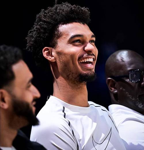 文班亚马季后赛首秀：传承开始