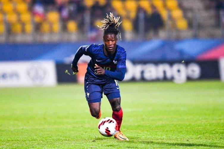 阿韦洛亚：卡马文加第二黄是严重裁判失误，裁判没意识到他有黄牌