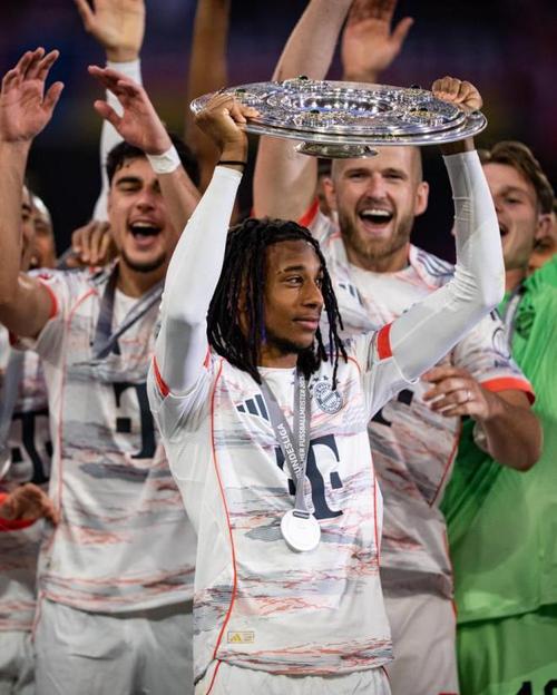 迪亚斯社媒：在我与拜仁共度的首个赛季，我们赢得了德甲冠军